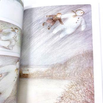 The SNOWMAN Raymond Briggs книга на английском для детей, английская новогодняя книга, английские рождественские книги детям, английские книги про новый год, книги про снег и деда мороза на английском, купить книги про новый год на английском языке