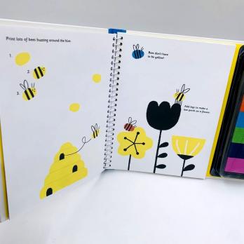 Fingerprint Activities купить на английском, Usborne Fingerprint Activities пальчиковая раскраска книга на английском языке, английская книга раскраска от Асборн, книги для творчества на английском языке Usborne, купить раскраску usborne на английском