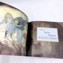 We're Going on a Bear Hunt книга на английском языке в мягком переплете, купить книги на английском для малышей, первые книги на английском, детские книги на английском, лучшие детские книги на английском, малышковые книги на английском языке