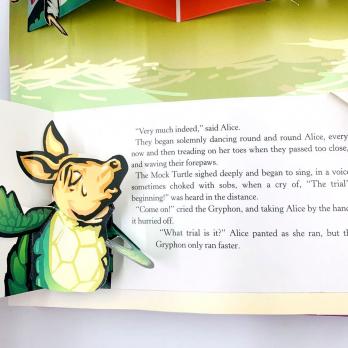 Самое красивое подарочное издание детского бестселлера "Алиса в стране чудес" поп-ап книга на английском языке Alice's Adventures in Wonderland. Книга на английском языке в подарок для детей.