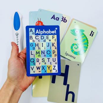 Алфавит карточки с озвучкой аудиоручкой и по QR кодам, изучаем алфавит и первые английские слова с озвучкой носителем. Купить аудиоручку, которая читает книги и карточки на английском языке для детей