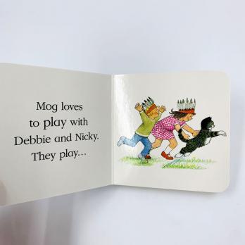 Mog Plays картонная книга на английском языке автор Judith Kerr board books на английском для самых маленьких купить в магазине английских книг, кошечка Мог книги на английском купить